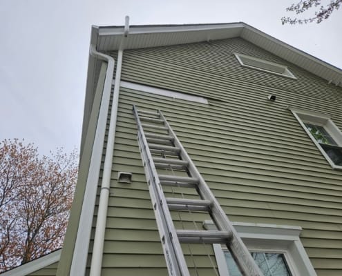 Siding company in New Jersey fixing the siding of a house
